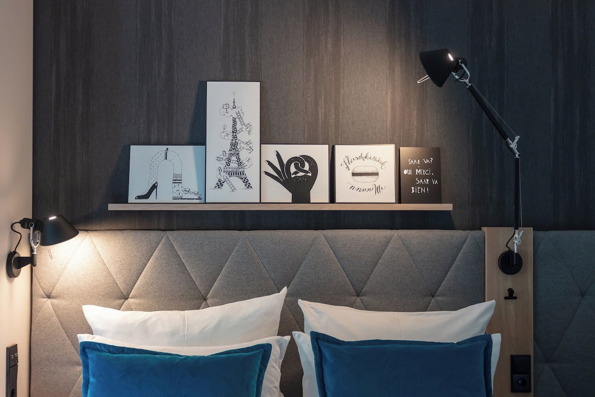 Een bureau, geluiddichte muren, gratis wifi, beddengoed