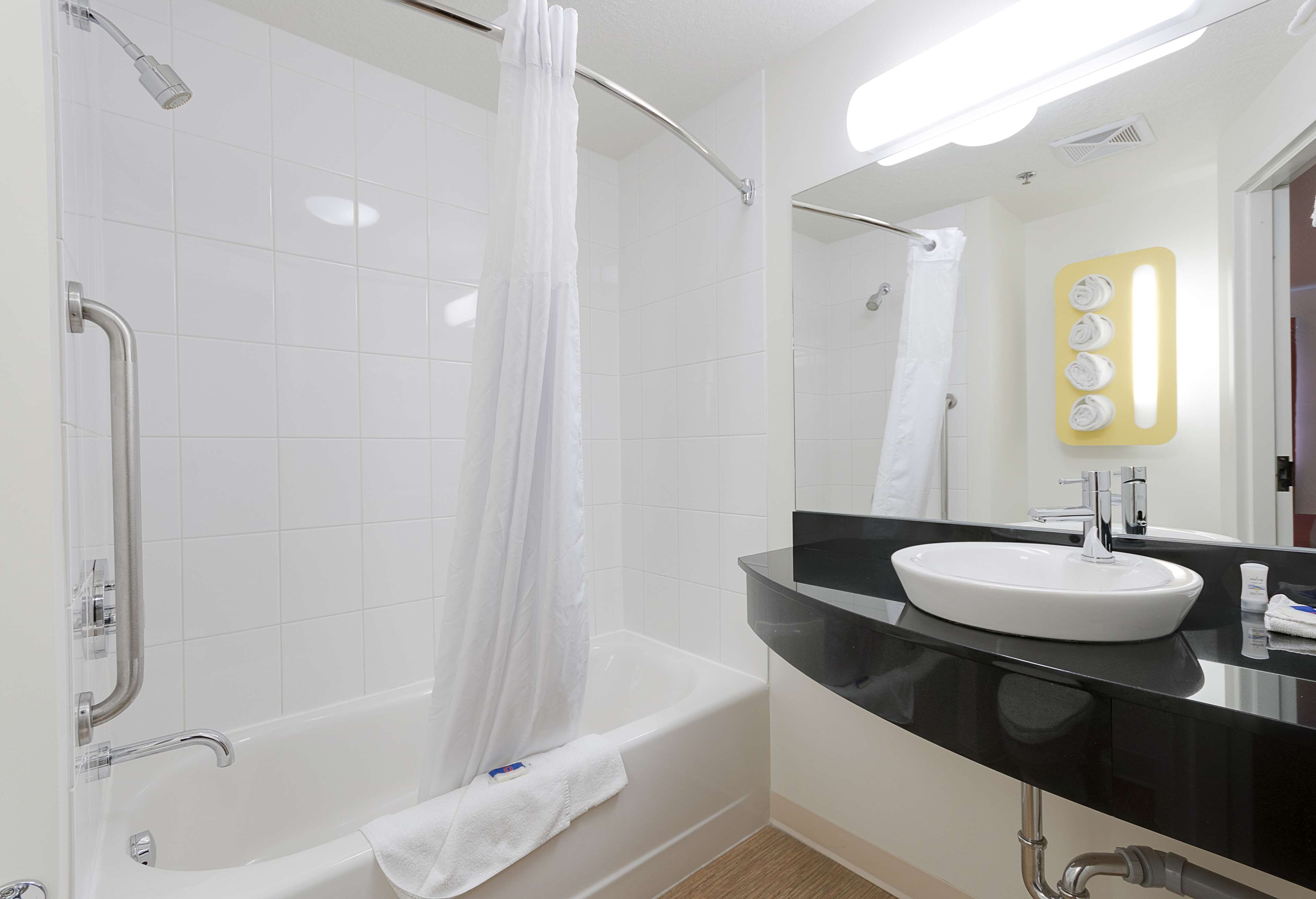 Duschwanne, Haartrockner, Handtücher