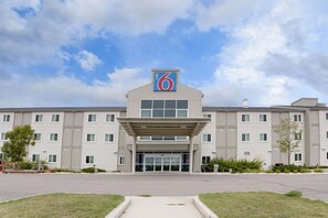 Exterior - Motel 6 Brandon, MB (Brandon)