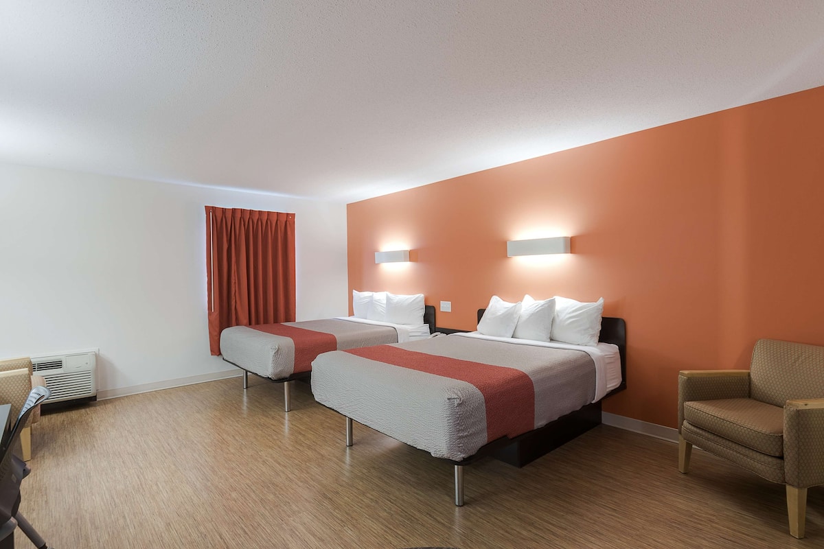 Iron/ironing board, free WiFi, bed sheets