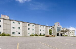 Exterior - Motel 6 Brandon, MB (Brandon)