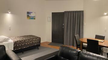 Apartamento, 2 habitaciones | Zona de estar | Smart TV de 50 pulgadas con canales digitales, una televisión