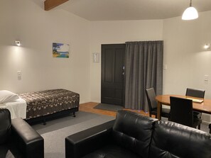 公寓, 2 间卧室 | 起居区 | 50-英寸智能电视 （配备数码频道）、电视