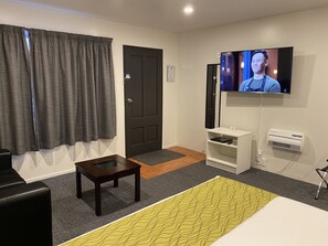 スタジオ | リビング エリア | 50 インチのスマートテレビ (デジタル放送視聴可)、テレビ