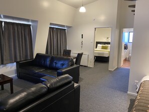 高级公寓, 1 间卧室 | 起居区 | 50-英寸智能电视 （配备数码频道）、电视