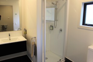 Studio | Bathroom | Shower, hair dryer, towels - Townsman Motor Lodge (Invercargill)