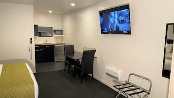 Estudio | Zona de estar | Smart TV de 50 pulgadas con canales digitales, una televisión