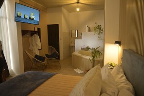 Honeymoon Double Room | Individually decorated, individually furnished, blackout drapes - Hotel Las Colinas (La Fortuna)