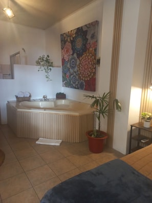 Honeymoon-Doppelzimmer | Badezimmer | Dusche, Regendusche, kostenlose Toilettenartikel, Haartrockner
