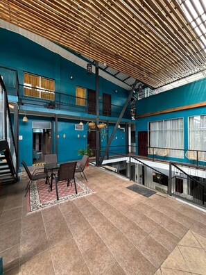 Télévision de 24 cm avec chaînes par câble