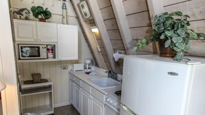 Cottage | Private kitchen | Coffee/tea maker, microwave - Anchor Inn and Cottages (Sanibel)