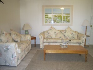 Deluxe Studio, 1 Queen Bed with Sofa bed, Kitchen | Living room