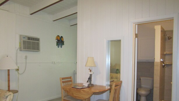 Deluxe Studio, 1 Queen Bed with Sofa bed, Kitchen | In-room dining - Anchor Inn and Cottages (Sanibel)