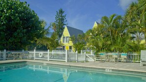 Property grounds - Anchor Inn and Cottages (Sanibel)