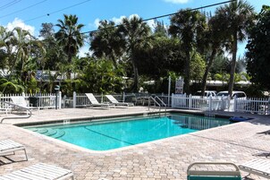 Una piscina al aire libre, sombrillas