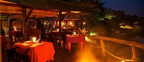 Petit déjeuner et déjeuner servis sur place, restauration en plein air