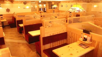 2 Restaurants, Frühstück, Mittagessen, Abendessen, amerikanische Küche