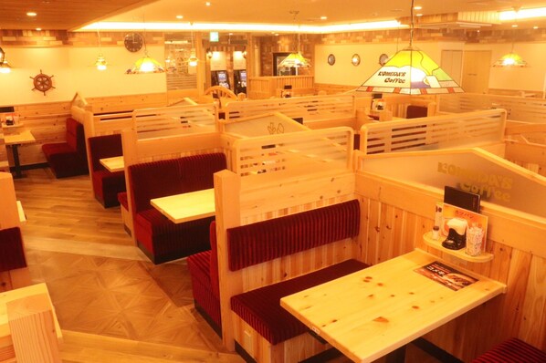 2 restaurants servant le petit déjeuner, spécialit és Cuisine américaine