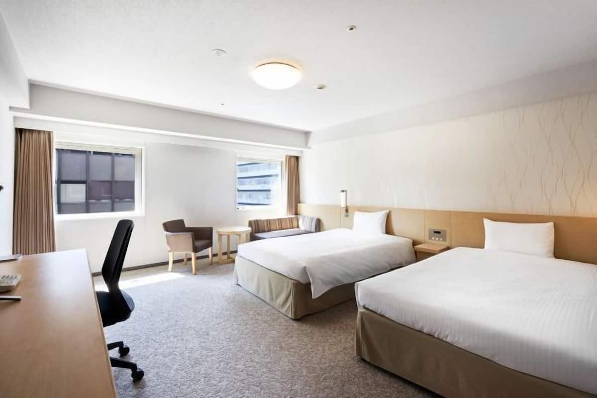 Premium bedding, down duvets, desk, blackout curtains