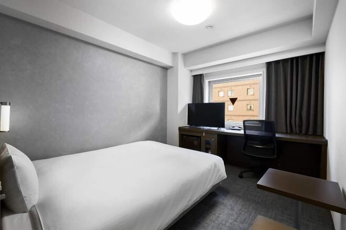 Premium bedding, down duvets, desk, blackout curtains
