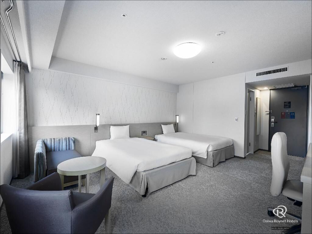 Premium bedding, down duvets, desk, blackout curtains