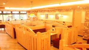 A restaurant with wooden booths, a counter, and a brick wall. - Daiwa Roynet Hotel YOKOHAMA-KANNAI (Yokohama)