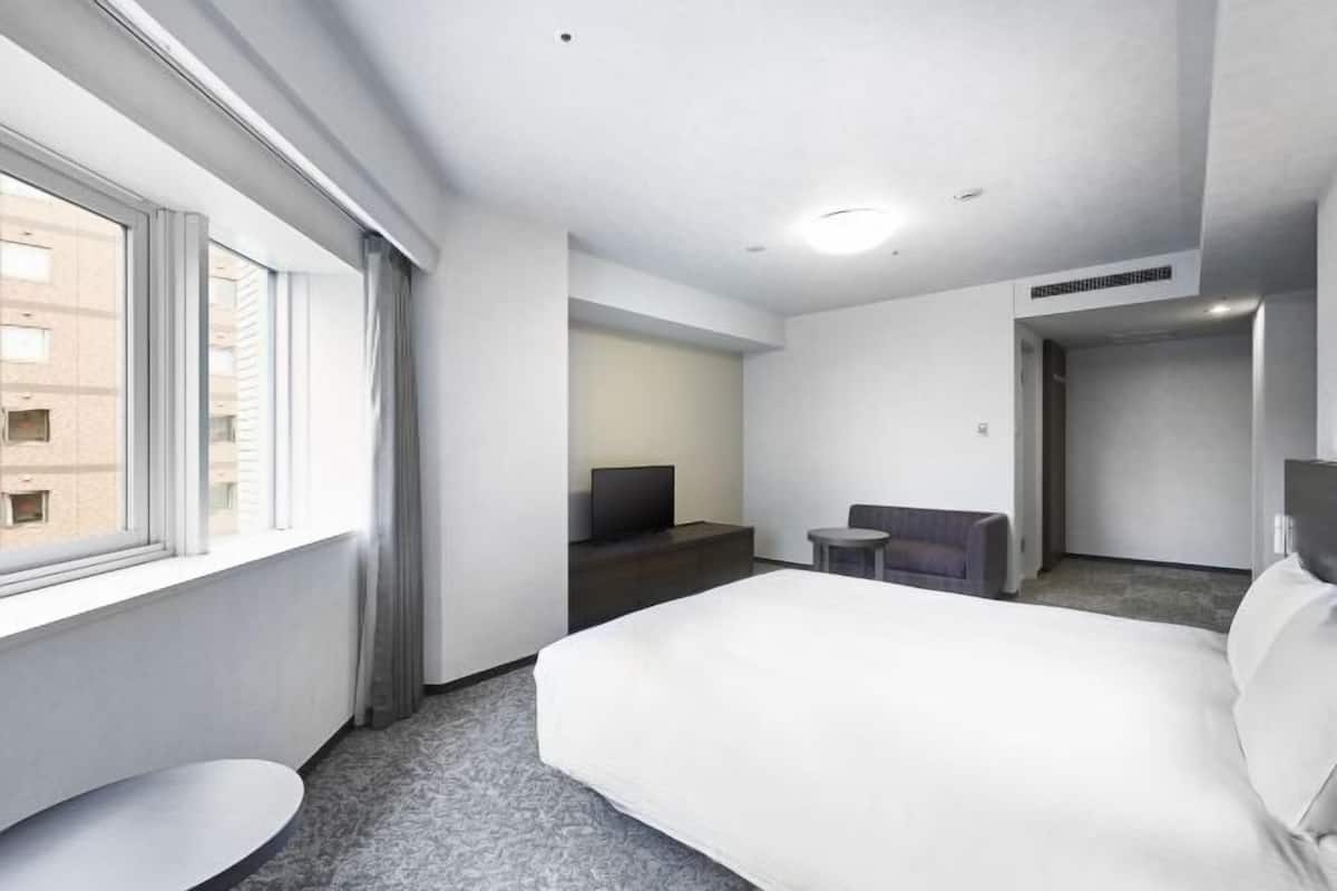 Premium bedding, down duvets, desk, blackout curtains