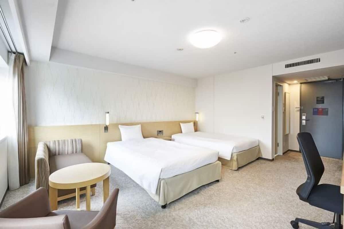 Premium bedding, down duvets, desk, blackout curtains