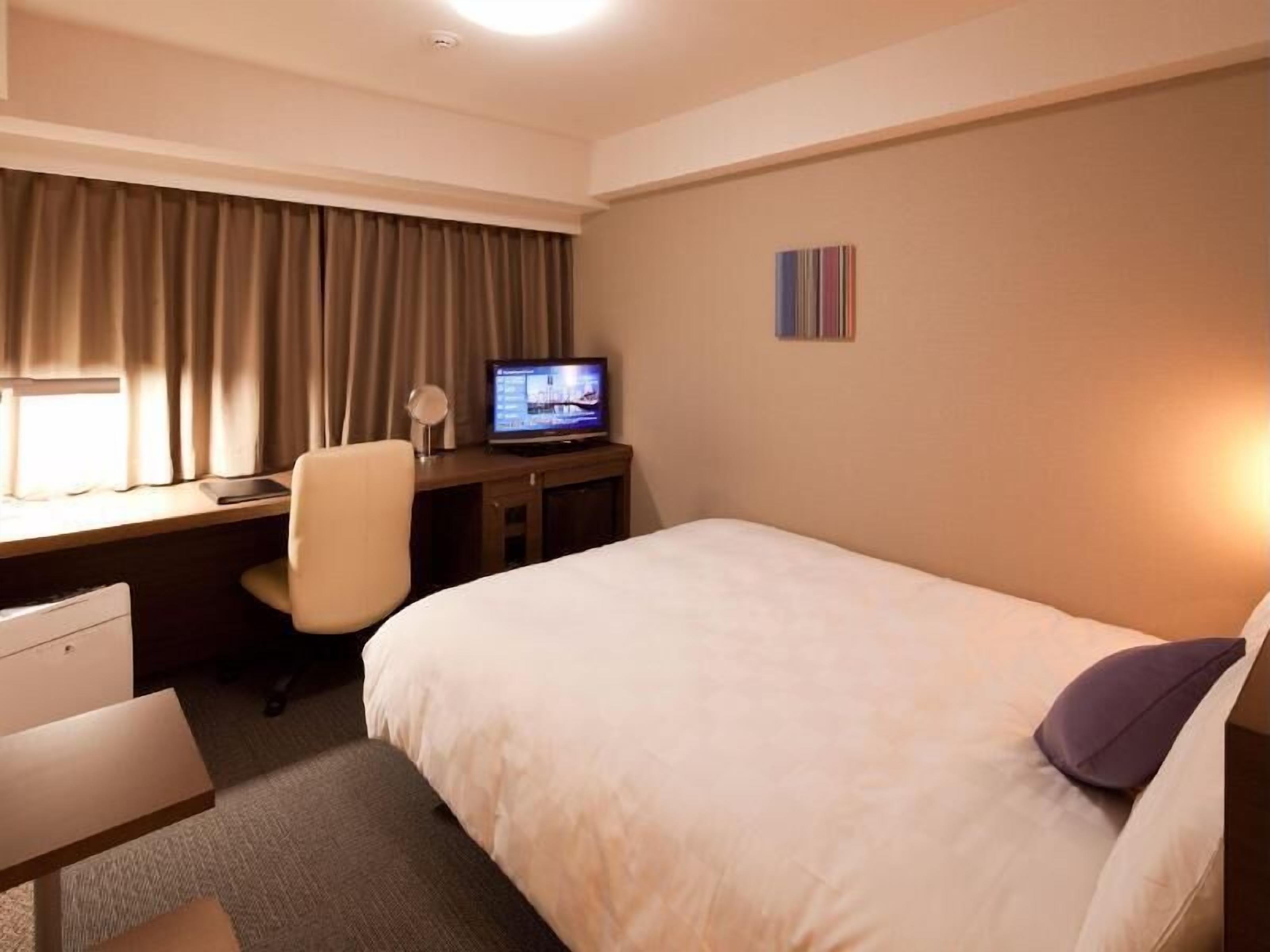 Premium bedding, down duvets, desk, blackout curtains