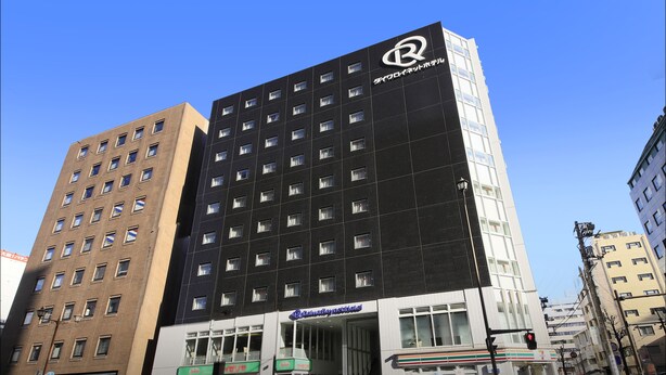 A Daiwa Roynet Hotel building with a modern facade, multiple windows, and a visible entrance. - Daiwa Roynet Hotel YOKOHAMA-KANNAI (Yokohama)
