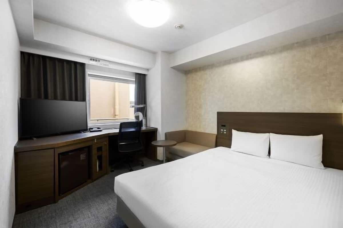 Premium bedding, down duvets, desk, blackout curtains