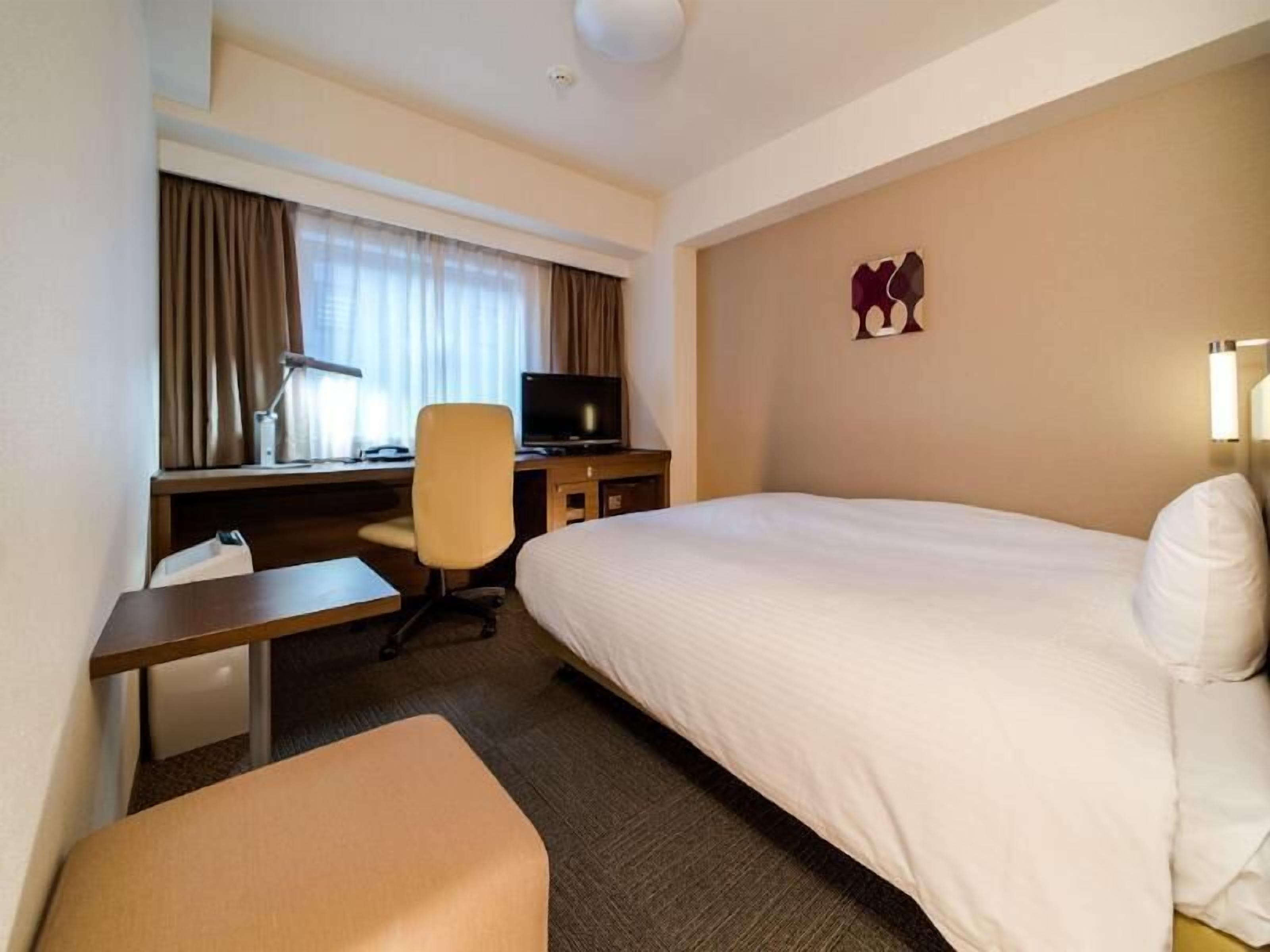 高档床上用品、羽绒被、办公桌、遮光窗帘