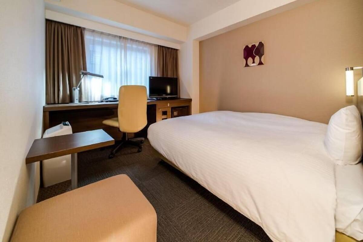 高档床上用品、羽绒被、办公桌、遮光窗帘