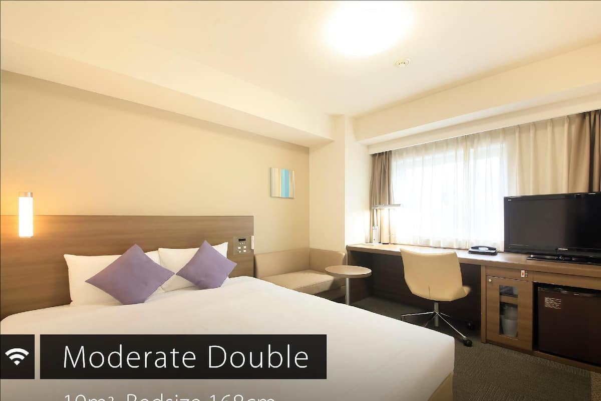 Premium bedding, down duvets, desk, blackout curtains