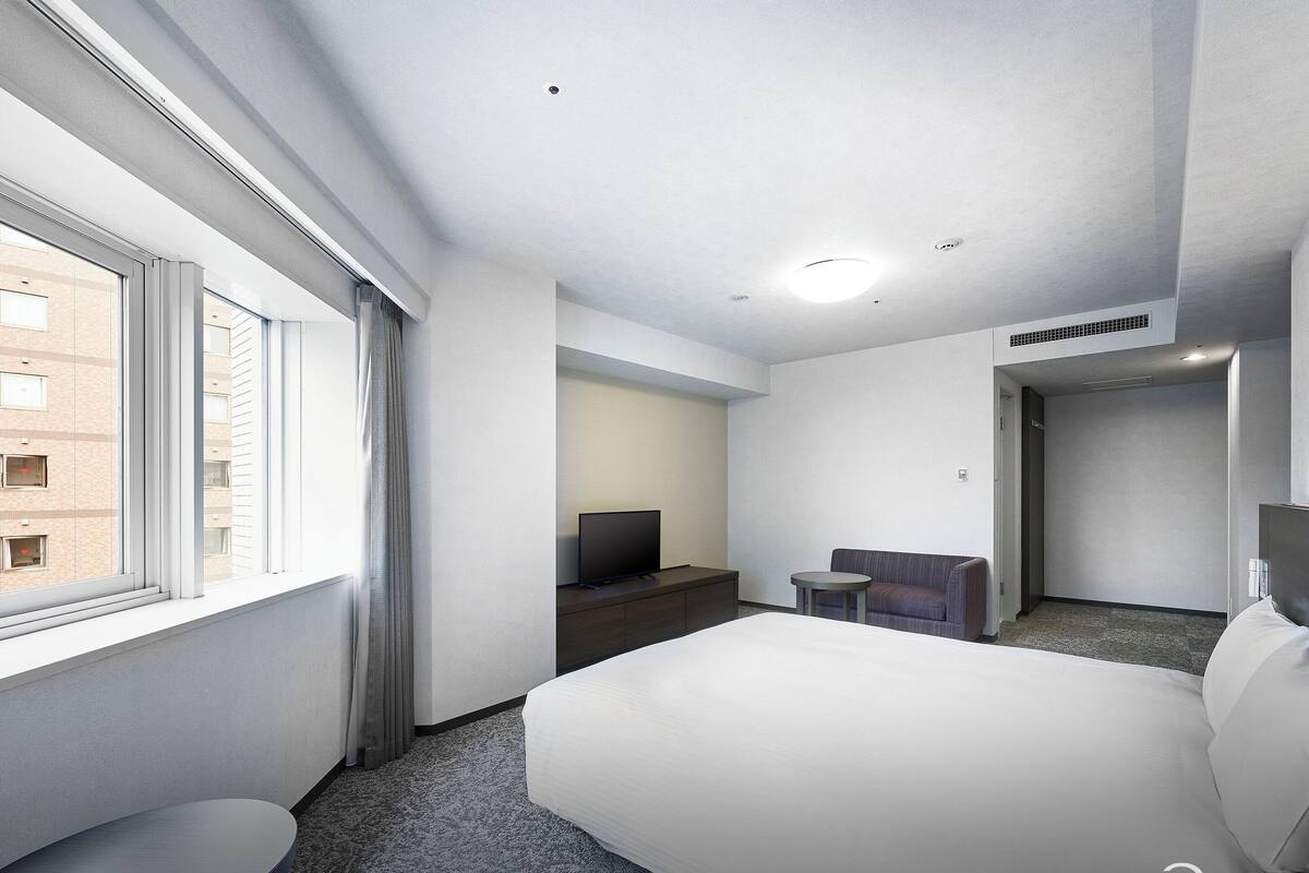 Premium bedding, down comforters, desk, blackout drapes
