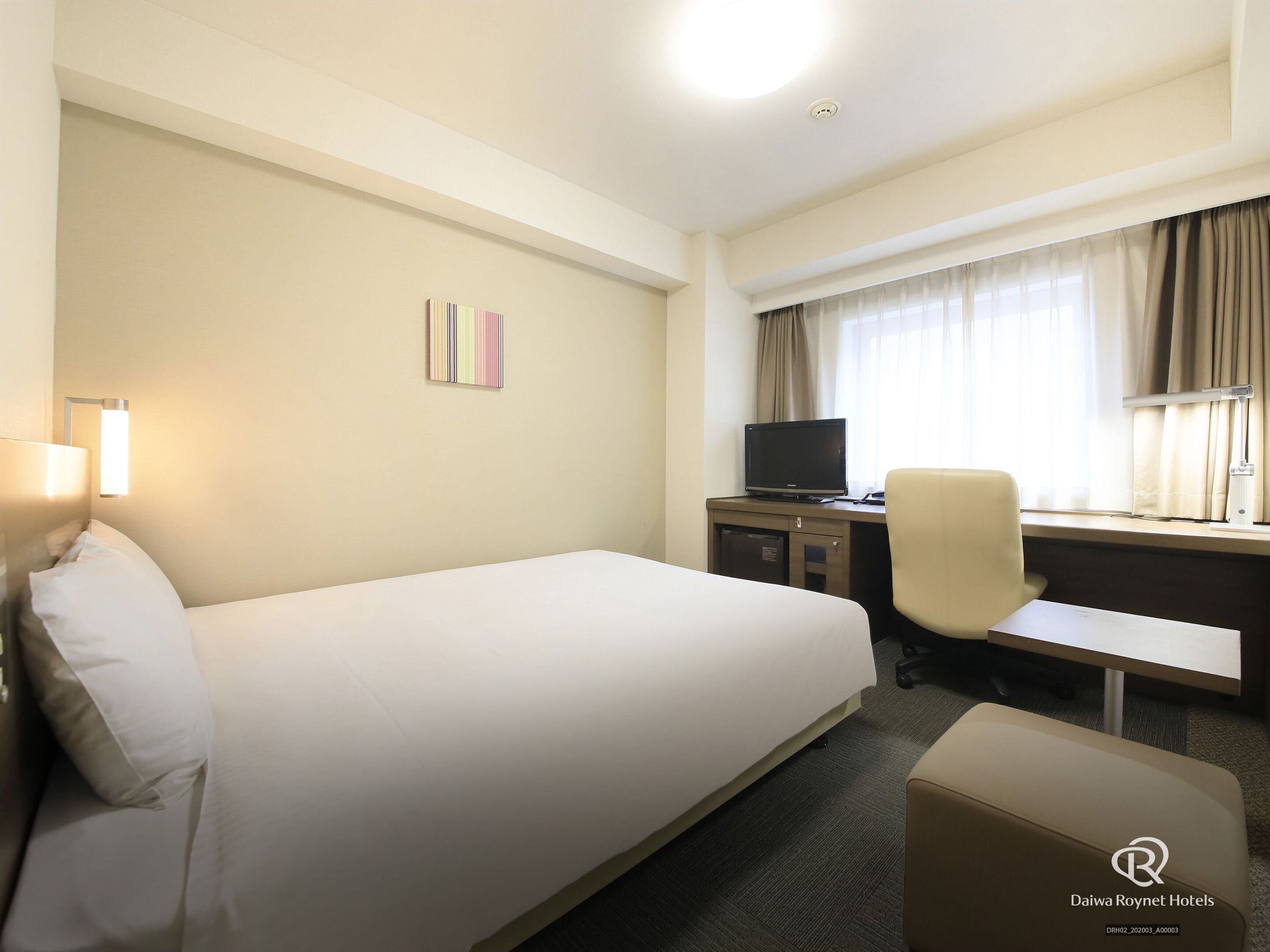 高档床上用品、羽绒被、办公桌、遮光窗帘