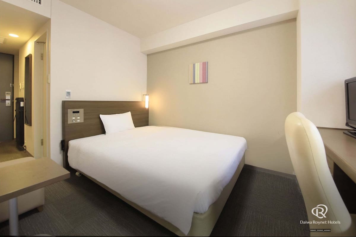 Premium bedding, down duvets, desk, blackout curtains