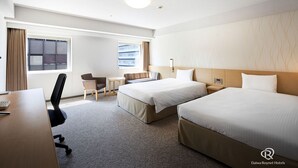 A hotel room with two beds, a desk, a chair, and a small table. - Daiwa Roynet Hotel YOKOHAMA-KANNAI (Yokohama)