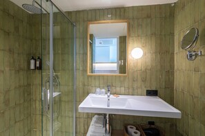 Duschwanne, kostenlose Toilettenartikel, Haartrockner, Handtücher