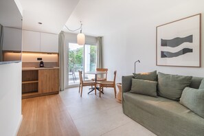 Kjøleskap, mikrobølgeovn, kokeplater og kaffetrakter/tekoker