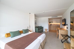 Kjøleskap, mikrobølgeovn, kokeplater og kaffetrakter/tekoker