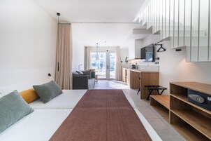 华丽套房, 按摩浴缸 (Gold - Terrace) | 1 多间卧室、客房内保险箱、特色家居、办公桌