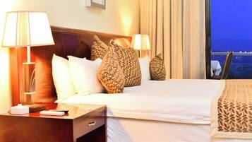 20 bedrooms, Egyptian cotton sheets, premium bedding, down comforters