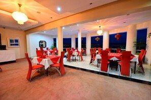 3 間餐廳；供應早餐、午餐、晚餐；印度菜