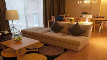 Minibar, in-room safe, desk, iron/ironing board