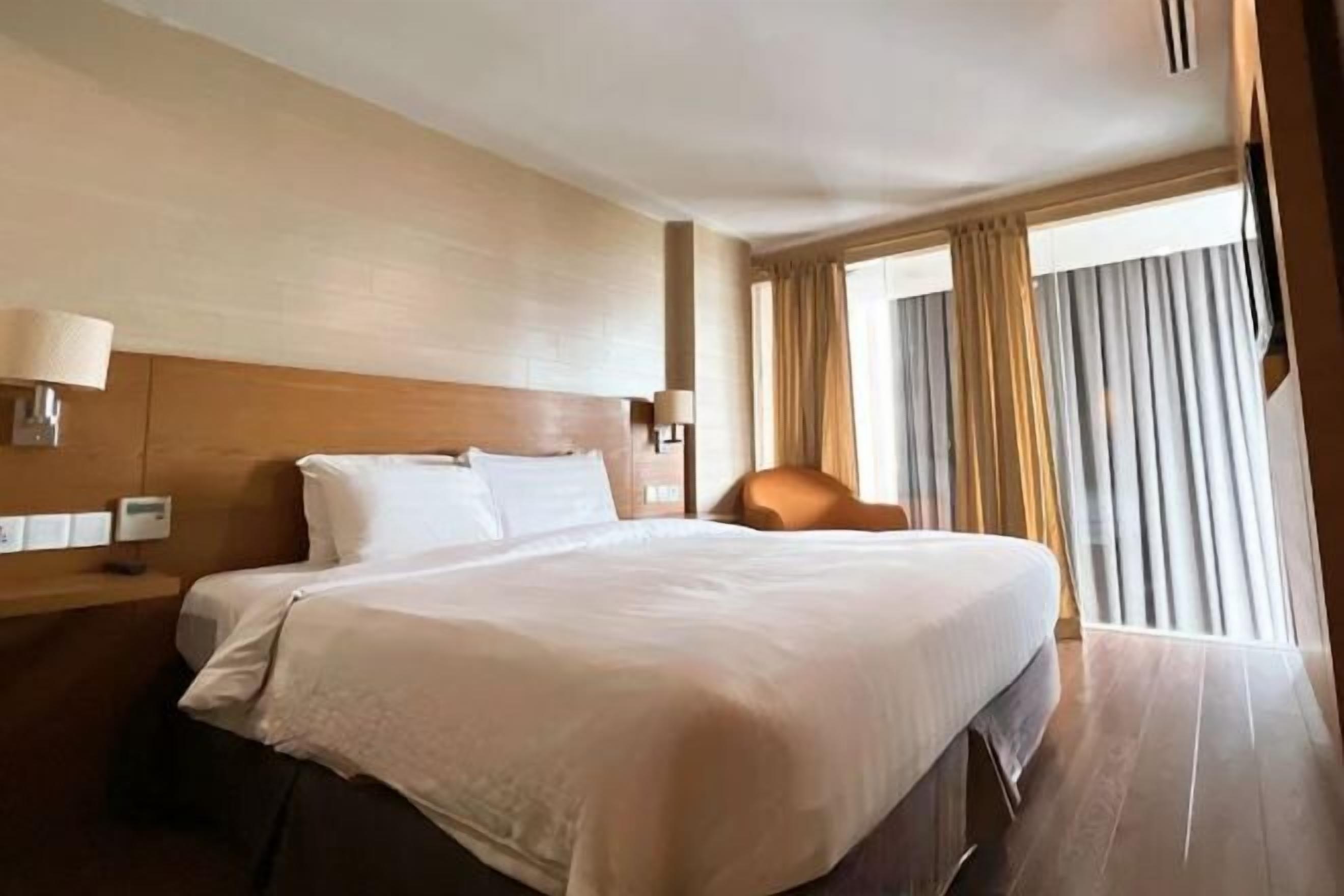 ミニバー、セーフティボックス (室内)、デスク、アイロン / アイロン台