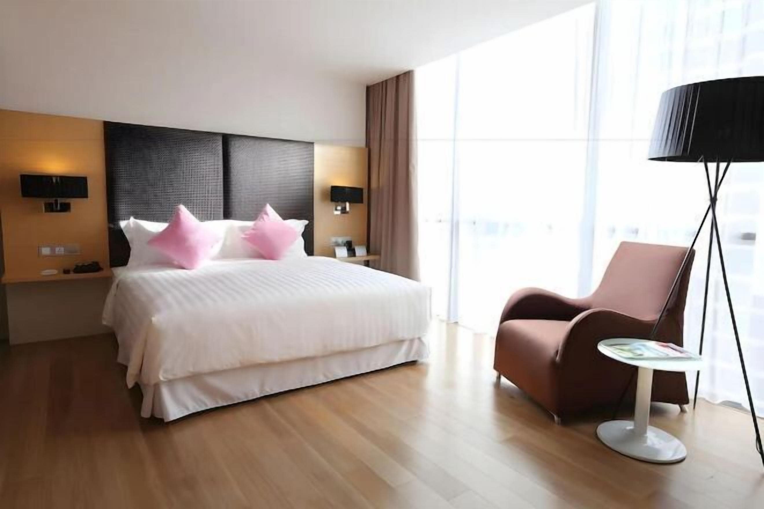 ミニバー、セーフティボックス (室内)、デスク、アイロン / アイロン台