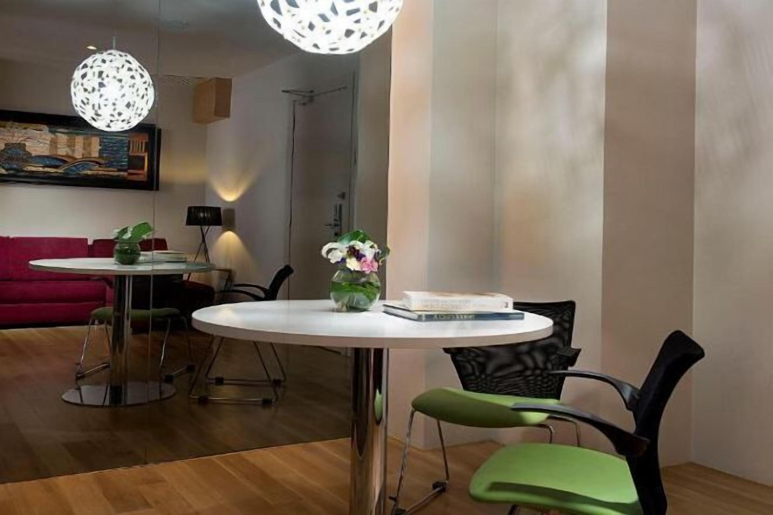 Tempat makan | 2 restoran, melayani sarapan, makan siang; sajian masakan Cina