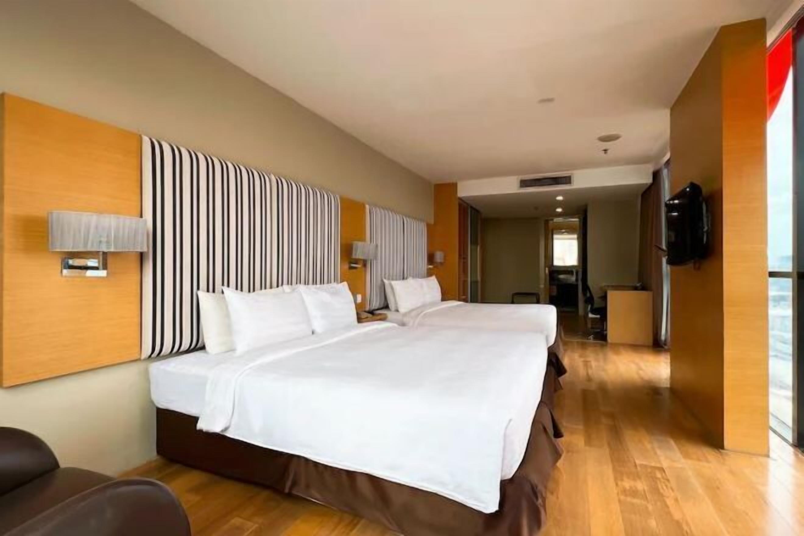 ミニバー、セーフティボックス (室内)、デスク、アイロン / アイロン台