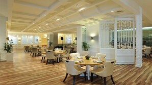 2 か所のレストラン : 朝食、ランチ、ディナーに営業